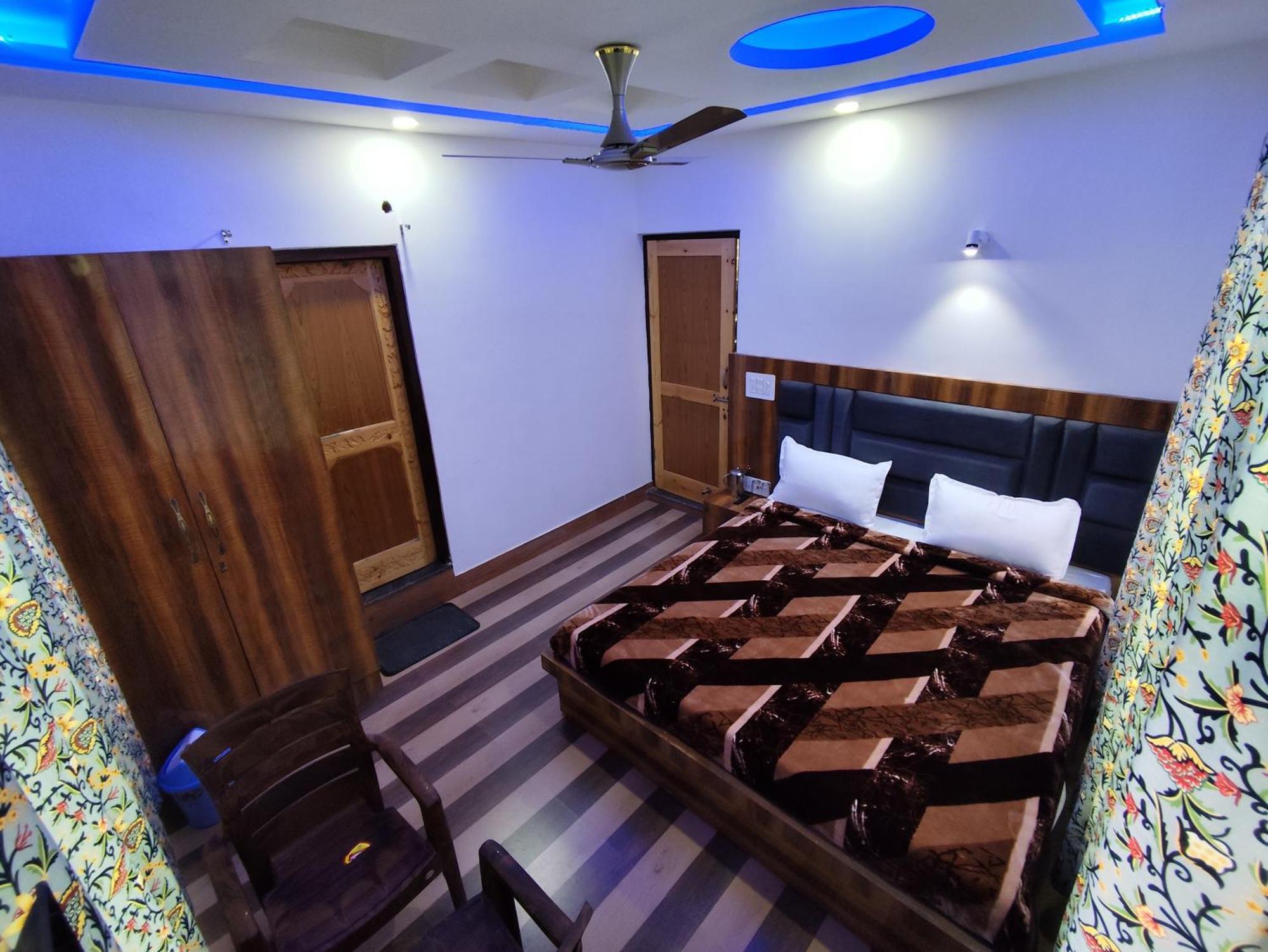 The Heaven Tree Hotell Srīnagar Exteriör bild
